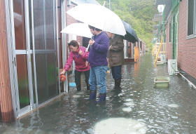 豪雨で浸水、崩落多発 各地で通行止め続く 宮城