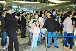 駅や空港混み合う、Ｕターンラッシュがピーク