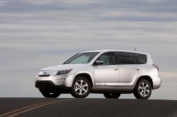 トヨタ:「ＲＡＶ４ ＥＶ」、米で夏以降に発売 テスラと共同開発