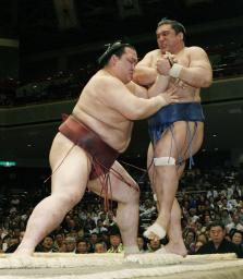 稀勢ら３大関が３連勝 白鵬、鶴竜は１敗守る