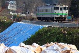 １２日ぶり運転再開土砂崩れのＪＲ石勝線夕張―新夕張