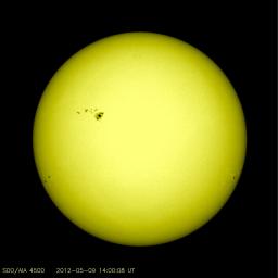 ［科学］太陽活動が活発化？ 地球の１０倍もの黒点群 爆発現象が７回発生（2012.5.10 11:15）