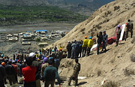 小型機墜落１５人死亡＝外国人ら救出