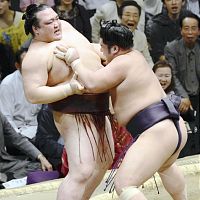 稀勢の里が２敗目、栃煌山・旭天鵬３敗で追う