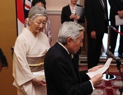 両陛下、昼食会に出席＝英女王の即位６０年祝う