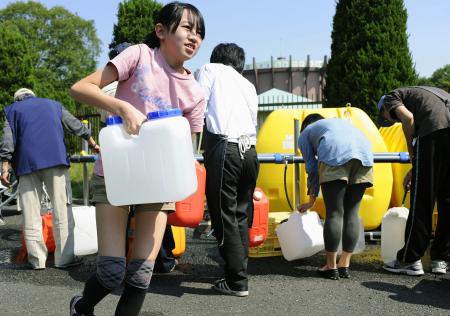 千葉で断水、影響３４万世帯 周辺から流出疑いも 給水に長蛇、水買い占めも