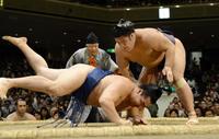 琴欧洲休場で栃煌山が不戦勝 白鵬ら３力士の優勝消える