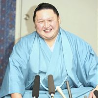 やっちゃいましたという感じ…最年長Ｖの旭天鵬