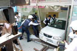 マンションに車突っ込み９人けが