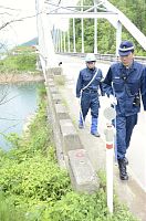 上流の橋から遺棄か