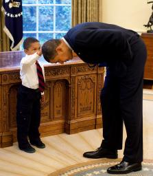 オバマ大統領の頭触る５歳 ほほ笑ましい写真に注目