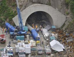 新潟トンネル事故、発見の４人搬送 身元確認急ぐ