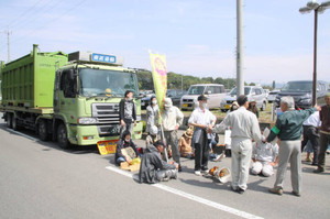 反対派が座り込み がれき試験焼却 桐生搬入