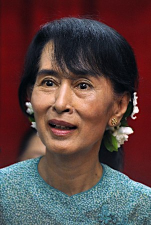 スー・チー氏、タイへ ２４年ぶりに外国訪問