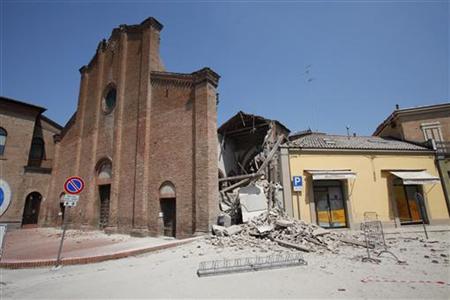 伊北部地震、１２時間ぶりに救出 死者１６人に