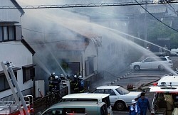 火災:住宅全焼、１０歳と７歳死亡 母と兄やけど…岡崎