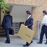 押収された「ワンピース」の模造フィギュア＝３０日、千葉県警習志野署