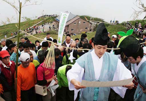 大山、緑復活の頂で山開き祭