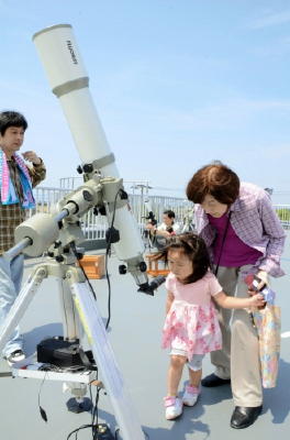 金星の太陽面通過:雲の切れ間「見えた」 今世紀最後、県立科学館で観望会 ／山梨