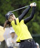 女子ゴルフ、服部真夕が首位