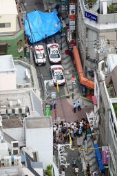 路上で刺され２人死亡 大阪・ミナミの繁華街、男逮捕