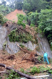 鹿児島・奄美で大雨、土砂崩れや停電