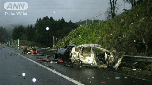 高速道路で多重衝突、2台炎上し2人死亡 北海道