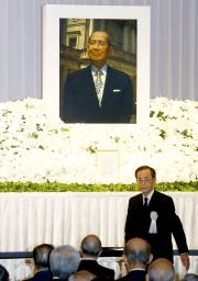 三重野・元日銀総裁「お別れの会」 １１００人参列