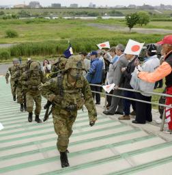 陸上自衛隊:都内の市街地で「武装」行進 レンジャー訓練