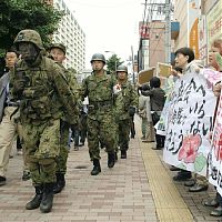 小銃携行の隊員、都内行進…陸自レンジャー訓練