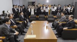 社説:大詰め修正協議 党首会談で決着を図れ