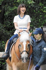 大島優子 ポニーに乗って上機嫌