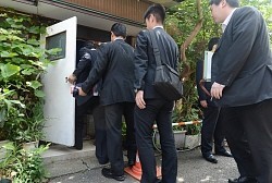 高橋克也容疑者:実家を捜索…立ち寄りの形跡など 警視庁