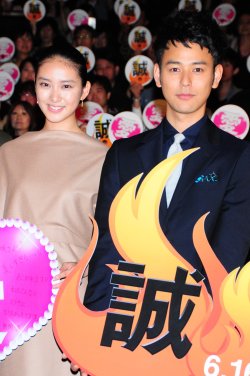 妻夫木、武井咲と密着も「感じない」