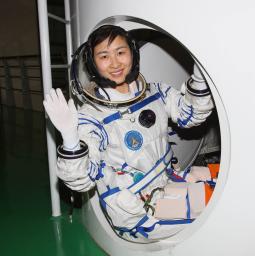 中国・神舟９…有人宇宙船の訓練写真を公開、女性飛行士も