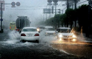 九州各地で大雨 浸水、崖崩れも