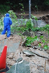 九州大雨:熊本の自動車道で土手崩壊 民家浸水も