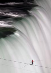 曲芸師の男性、史上初、ナイアガラの滝で綱渡り