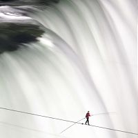 ナイアガラの滝、初の綱渡りに成功…５５０ｍ