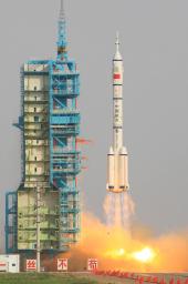 中国、宇宙船打ち上げ成功 初の有人ドッキング計画