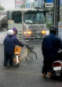 九州各地で大雨 大分で男性死亡 高速道路で土砂崩れ、バス乗り上げ