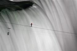 ナイアガラの滝で綱渡り 米男性、長さ５５０ｍを成功