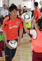 香川が相馬市で小学生をサッカー指導