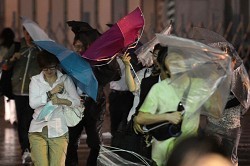 動かぬ新幹線に足止め 台風４号、空の便も欠航相次ぐ