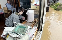 台風４号:１人死亡、７７人けが