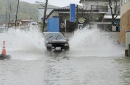 スピード台風４号、一晩で縦断 西から台風５号接近