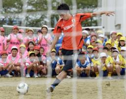 マンＵ香川が被災地サッカー教室打ち上げ