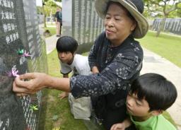 鎮魂 平和の誓い 戦後６７年の「慰霊の日」