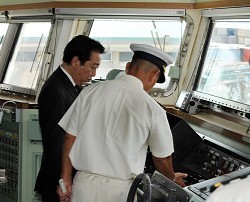 首相「命がけの任務を実感」…那覇の巡視船で