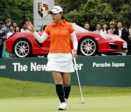 女子ゴルフ、服部真夕が優勝 外国勢の連勝ストップ